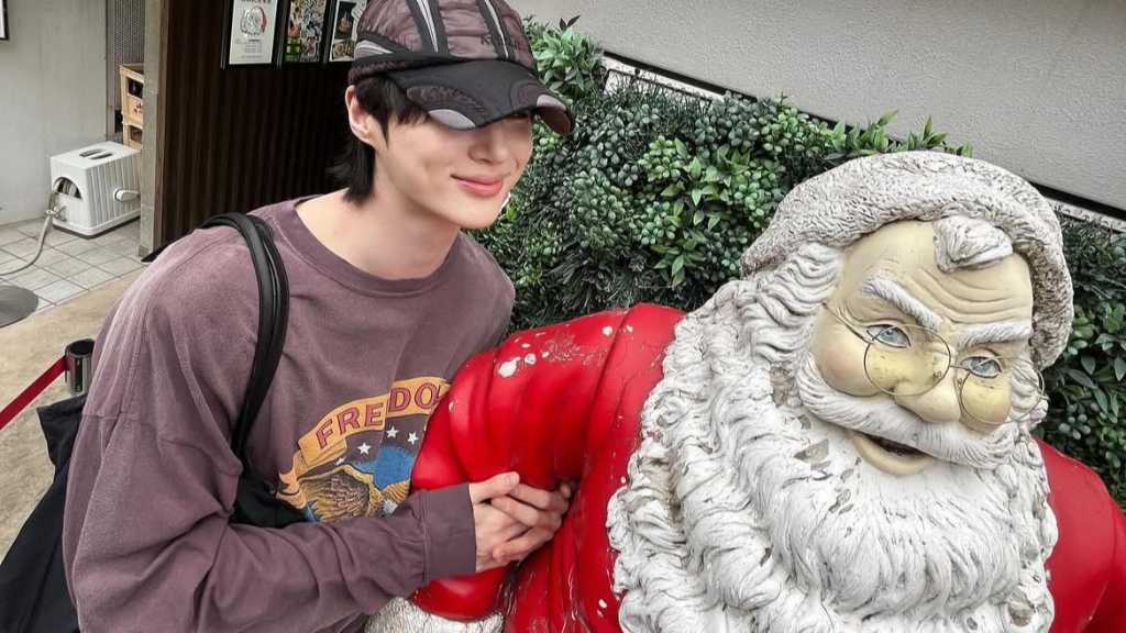 ビョン・ウソク、横浜中華街でサンタと腕組みショット！？ラフな服装でも滲み出るオーラ