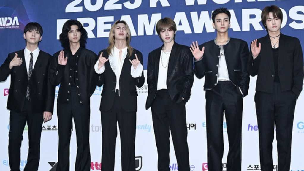 【PHOTO】Xdinary Heroes、KickFlip、カン・ダニエルら「2025 K-WORLD DREAM AWARDS」ブルーカーペットに登場