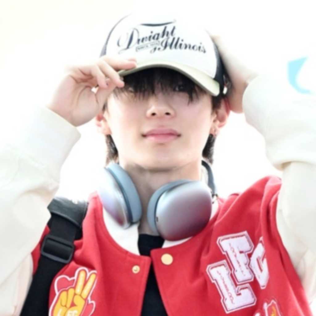 【PHOTO】VERIVERY カンミン、海外スケジュールのため出国…爽やかなビジュアル