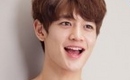SHINee、化粧品広告の撮影現場ビハインドカットを公開！“女性より綺麗な肌”