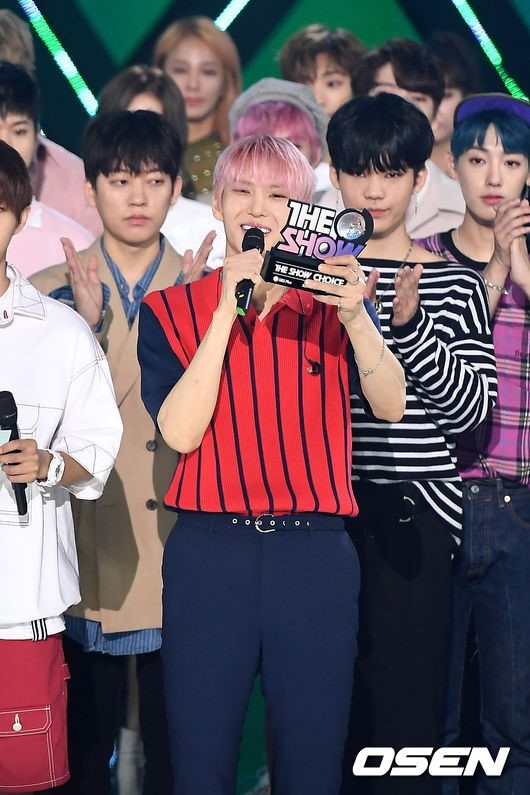 Photo Vixx レオ 8 7放送 The Show でソロデビュー後初の1位を獲得 幸せ溢れる笑顔 Kstyle Photo Vixx レオ 8 7放送 The Show でソロデビュー後初の1位を獲得 幸せ溢れる笑顔 Kstyle