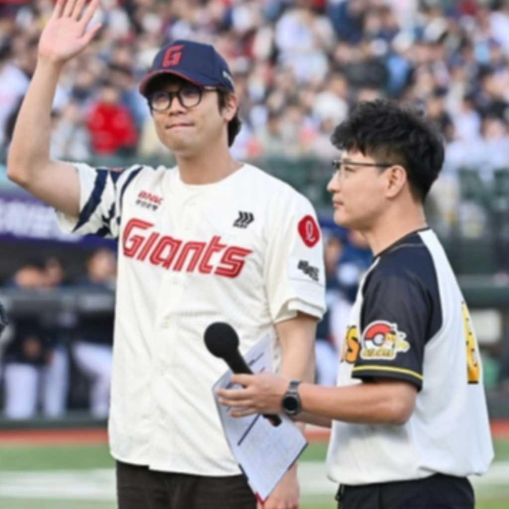 【PHOTO】チェ・ダニエル、始球式に登場…豪快な投球を披露
