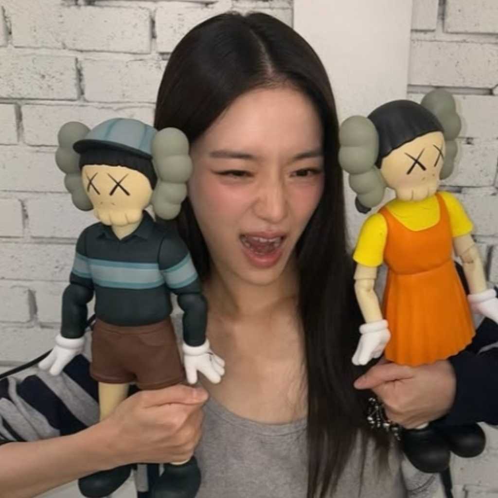 パク・ギュヨン「イカゲーム」のフィギュアと記念ショット！へそ出しコーデで近況を公開