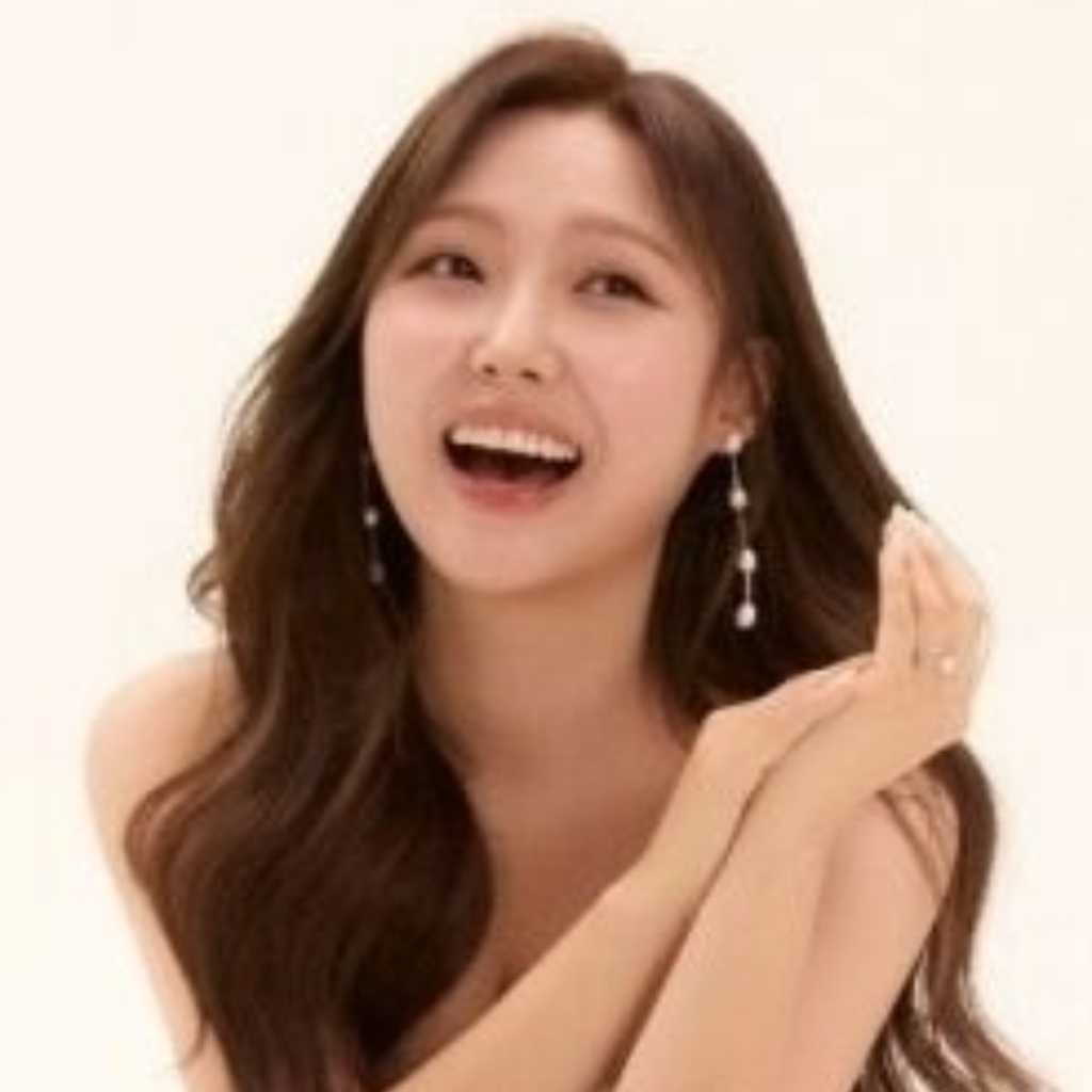 miss A出身ミン、結婚を電撃発表！ウエディングドレス姿で恋人とハグ