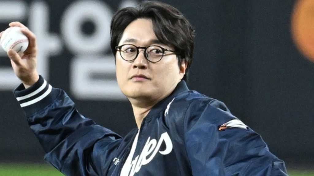 【PHOTO】Peppertones イ・ジャンウォン&ペ・ダヘ夫婦、始球式と国歌斉唱のため野球場に登場