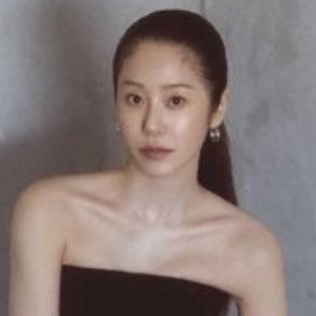 コ・ヒョンジョン、現代的王妃の品格を披露…デルヴォーとのグラビアを公開