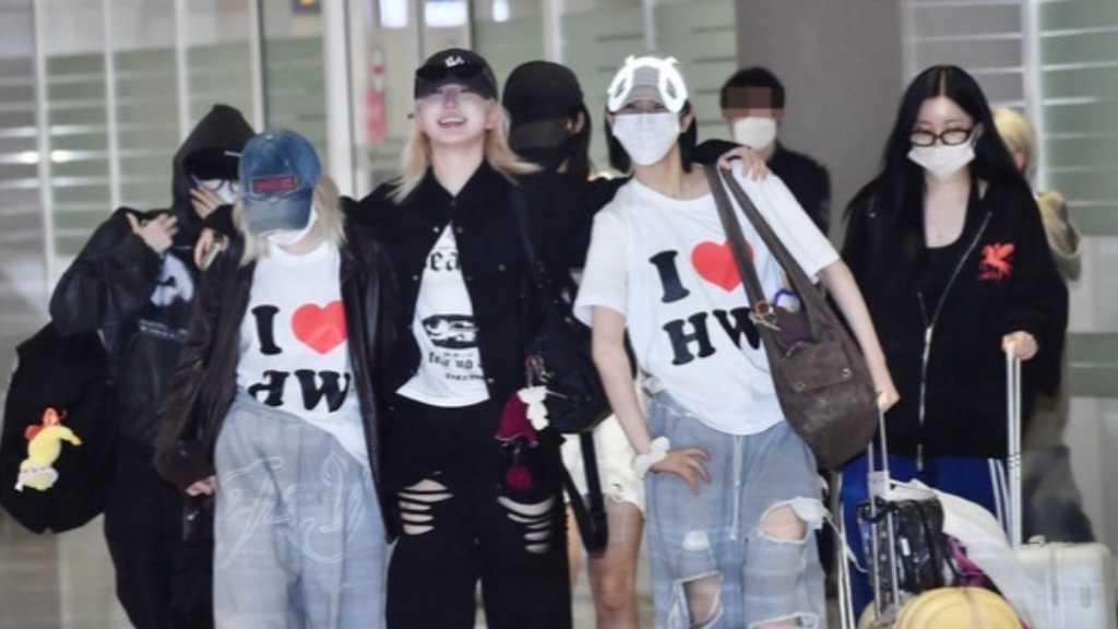 【PHOTO】NMIXX、ヘウォンの誕生日を祝福!お揃いのTシャツ姿で空港に(動画あり)