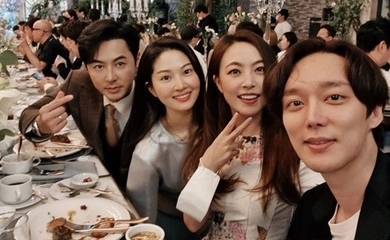 シム・ウンジン＆チョン・スンビン夫婦、神話 アンディの結婚式に出席…チョンジン＆リュ・イソ夫婦との記念ショットを公開