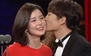 チソン＆イ・ボヨン夫妻「2017 SBS演技大賞」でハグ＆キス…“大賞の喜びを2人で”