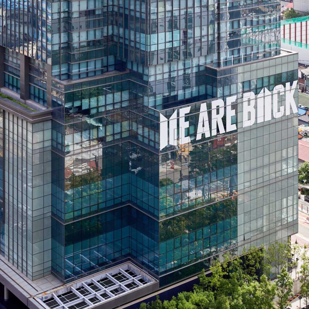 BTSの帰還を予告！HYBE社屋の外壁に“WE ARE BACK”の文字が登場…「BTS FESTA」祝祭ムード最高潮