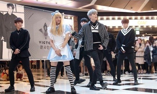 VICTON チョン・スビン、ファンサイン会で「アリス」のコスプレ ...