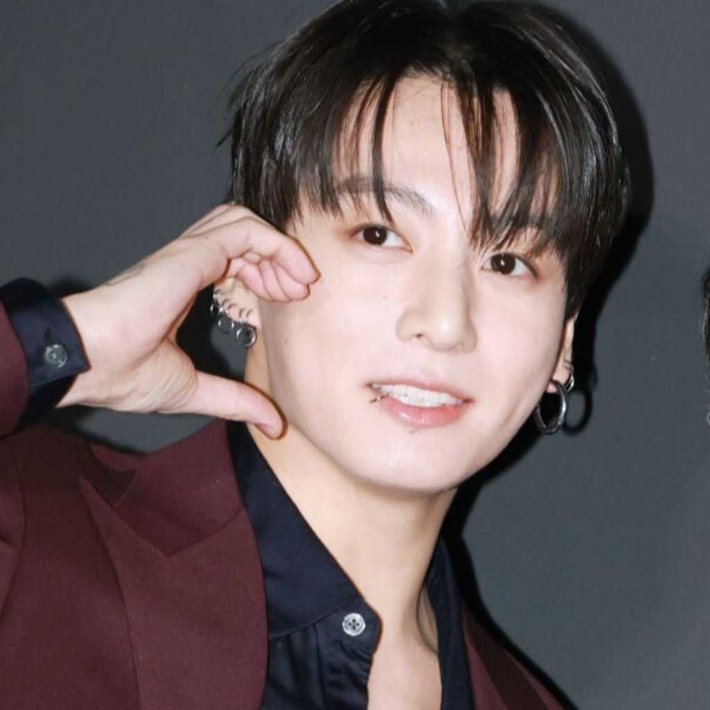 BTS ジョングク、車椅子の少女へ王冠とTシャツをプレゼント…誕生日当日の心温まる行動に賞賛の声