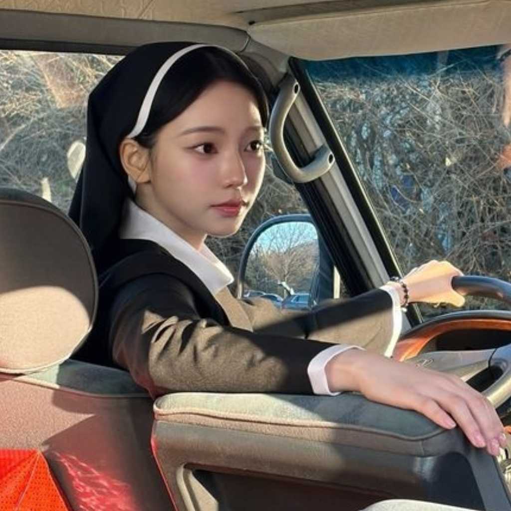 aespaのKARINA、赤ちゃんを抱っこする姿も…美しすぎる修道女に変身