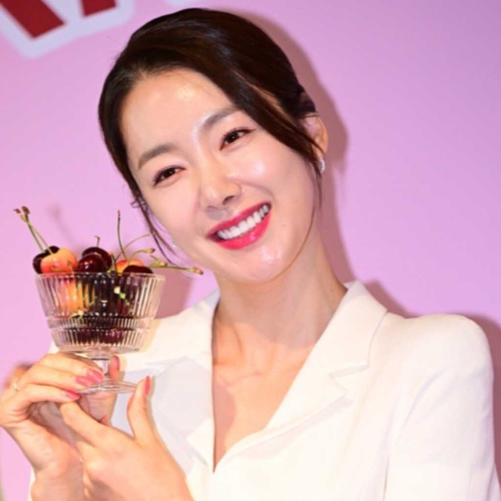 【PHOTO】ソ・イヒョン「チェリーデー」のイベントに出席…さくらんぼを持って笑顔