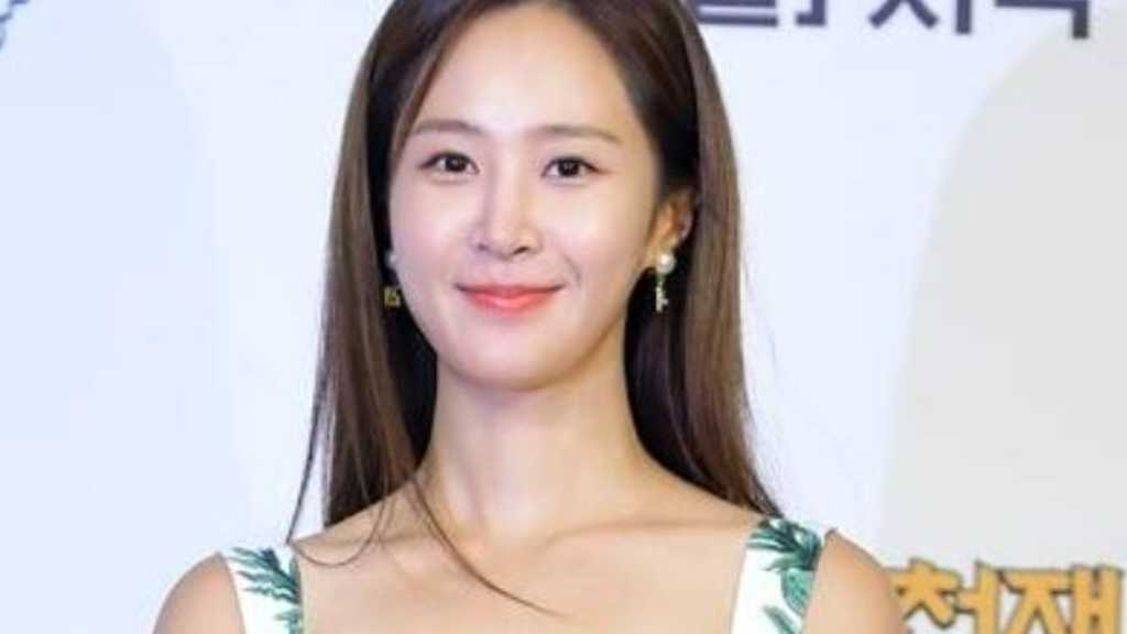 少女時代 ユリ、19年間所属したSMとの契約終了を発表…グループ活動は継続へ(公式)