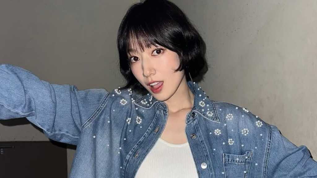 パク・シネ、アイドルのようなビジュアルに視線釘付け…ツアーのビハインドカットを公開