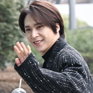 【PHOTO】Highlight ソン・ドンウン、収録のため放送局へ…手を振って挨拶