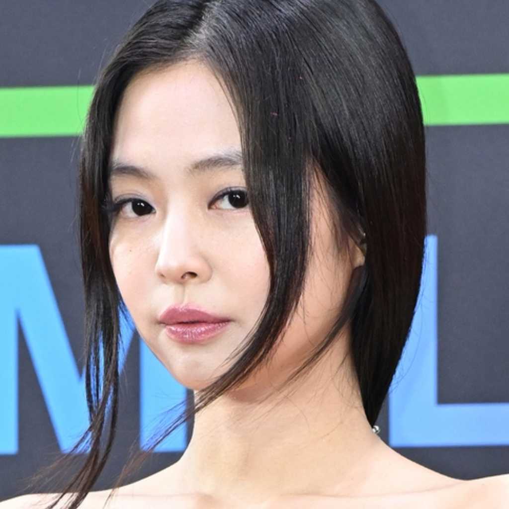 【PHOTO】BLACKPINK ジェニー「MMA 2025」レッドカーペットに登場