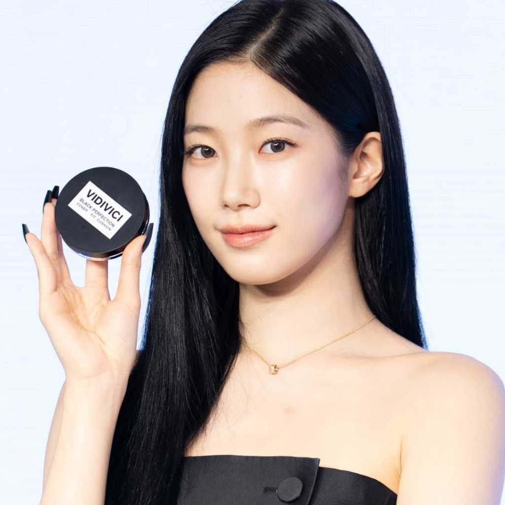 【PHOTO】LE SSERAFIMのKAZUHA、原宿に黒ミニワンピで降臨!「ブランドの魅力を皆さんにお伝えしたい」