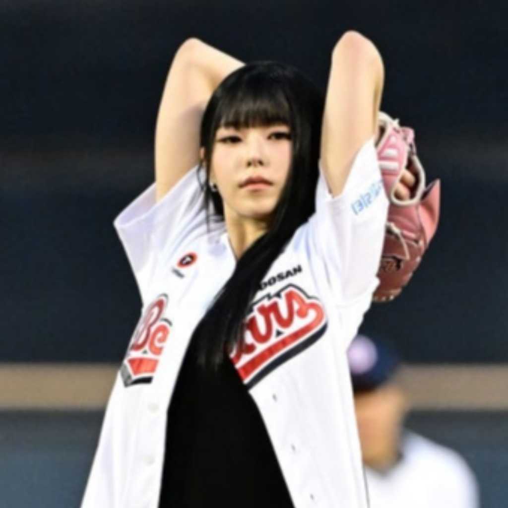 【PHOTO】NMIXX ギュジン、始球式に登場…美しい投球フォーム