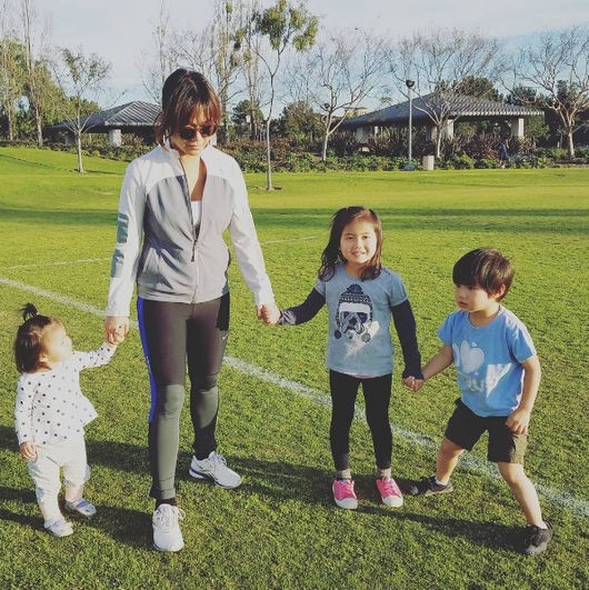 リッキー キム 幸せな家族写真を公開 ママと3人のモンスター Kstyle