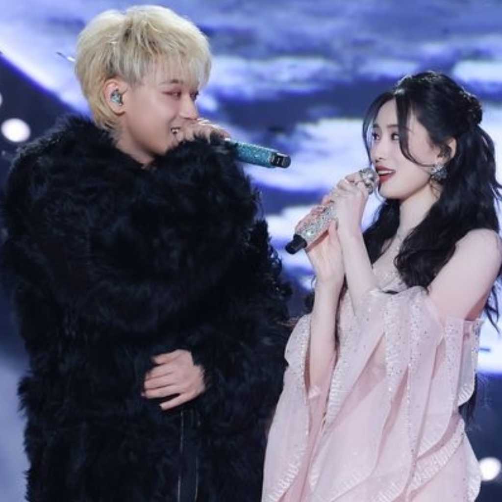 元EXO タオ、SM出身の妻と仲睦まじいツーショットを公開…一緒にステージで歌う姿も
