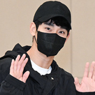 【PHOTO】キム・スヒョン、海外スケジュールを終えて帰国…手を振って挨拶