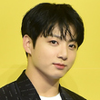 BTS ジョングク、生配信で入隊に言及？ジンのコメントに「頑張って活動して、兄さんの後を追いかける」