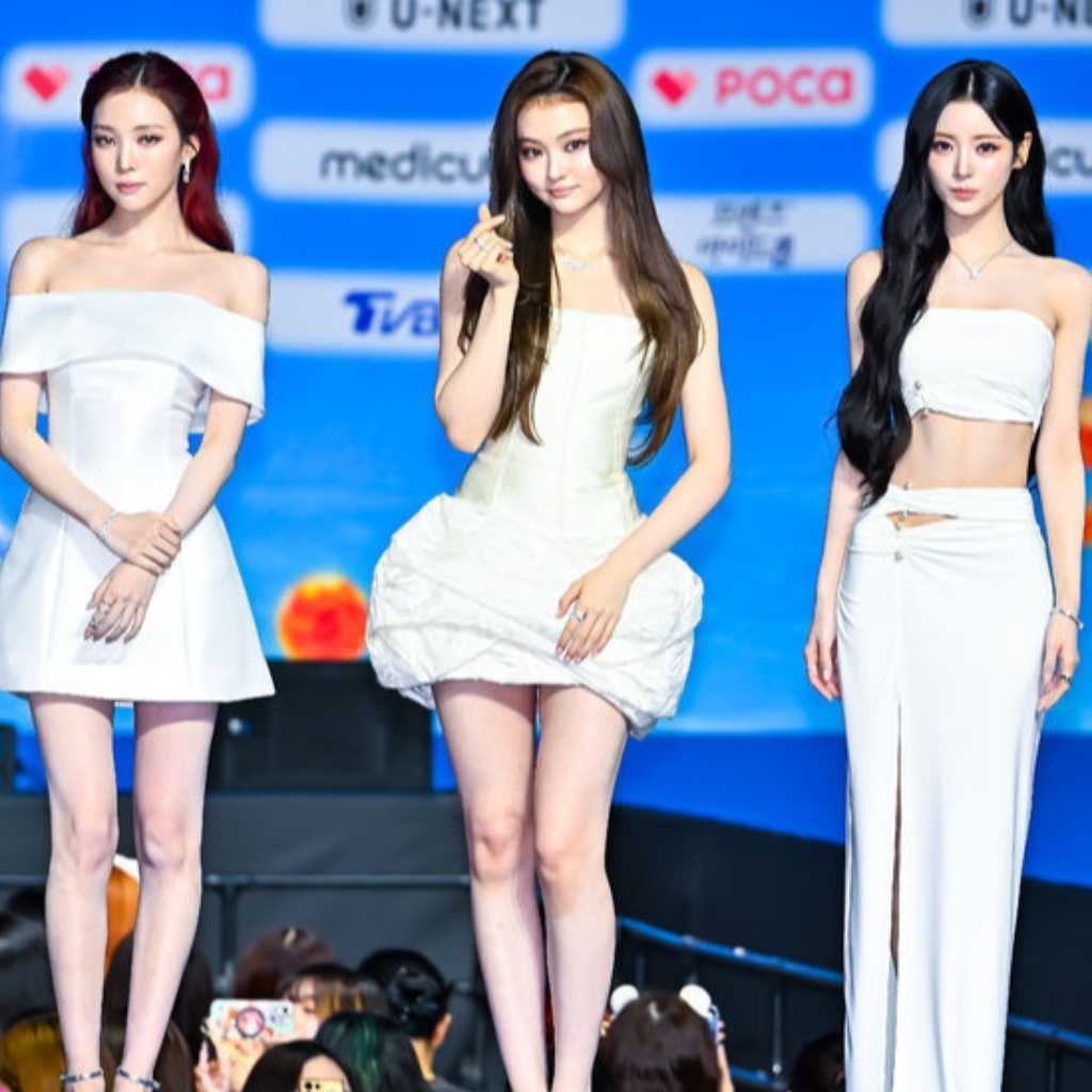 【PHOTO】MEOVV「2026 SBS歌謡大典 Summer」ブルーカーペットに登場