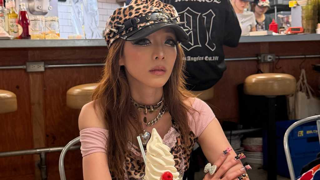 2NE1のDARA、ギャル姿で喫茶店に!日本旅行の記念ショットを公開(動画あり)