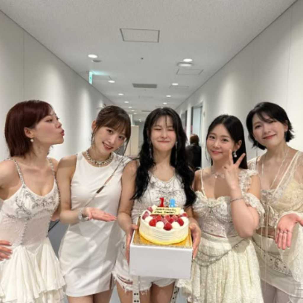 KARA、デビュー18周年をお祝い！日本での仲睦まじい記念ショットが話題に