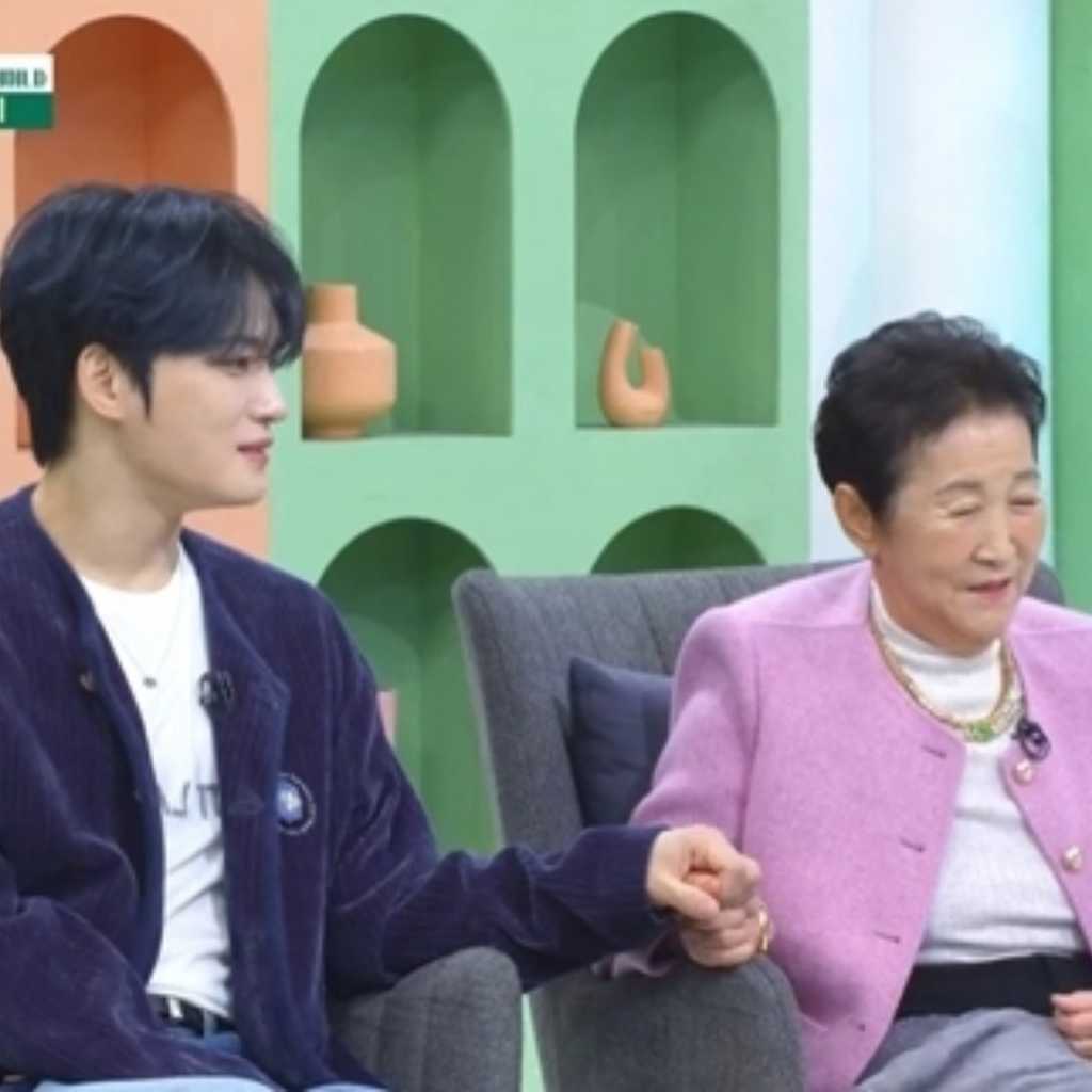 ジェジュン、母親と一緒にテレビ番組に出演…養子縁組当時のエピソードにスタジオも涙（動画あり）