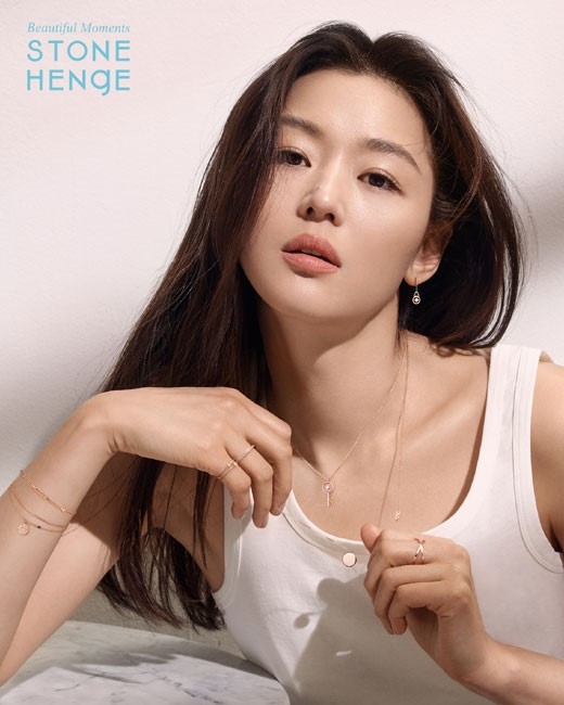 チョン ジヒョン ジュエリーブランドとのグラビアを公開 カジュアルファッションでも優雅な美貌 Kstyle チョン ジヒョン ジュエリーブランドとのグラビアを公開 カジュアルファッションでも優雅な美貌 Kstyle