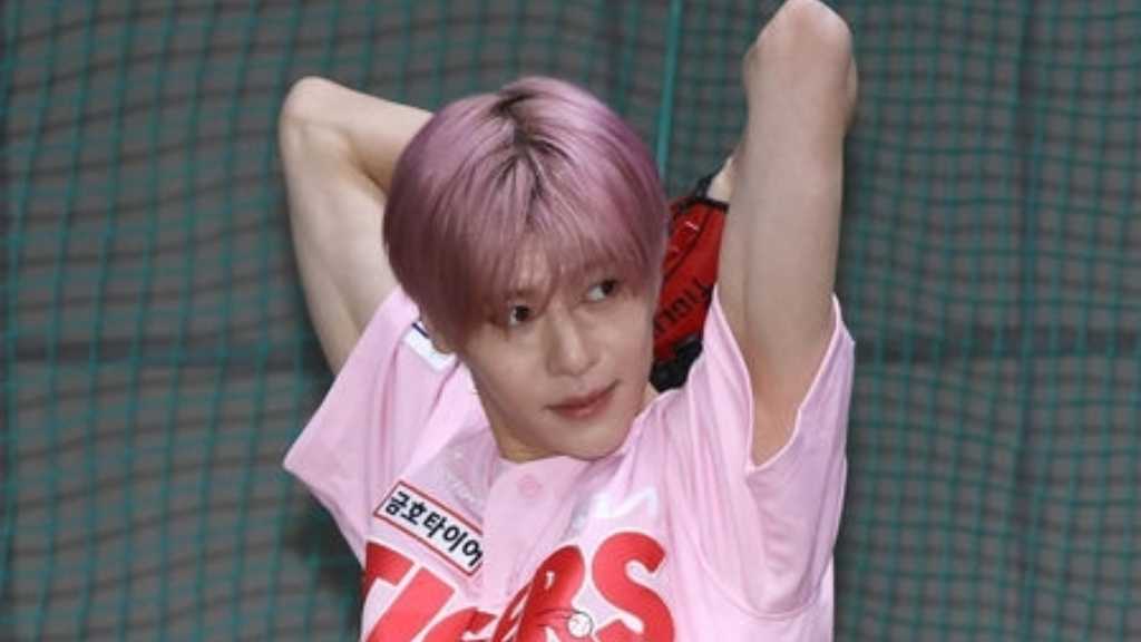 NCT WISH シオン、2度の中止も…デビュー後初の始球式に喜び！大人気アニメとのコラボユニフォームで登場