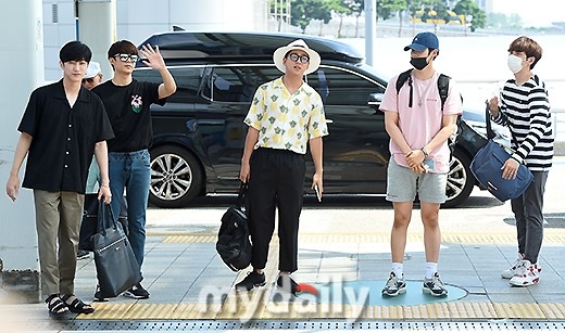 Photo B1a4 K Wave フェスティバル のためマレーシアへ出国 カジュアルな空港ファッション Kstyle