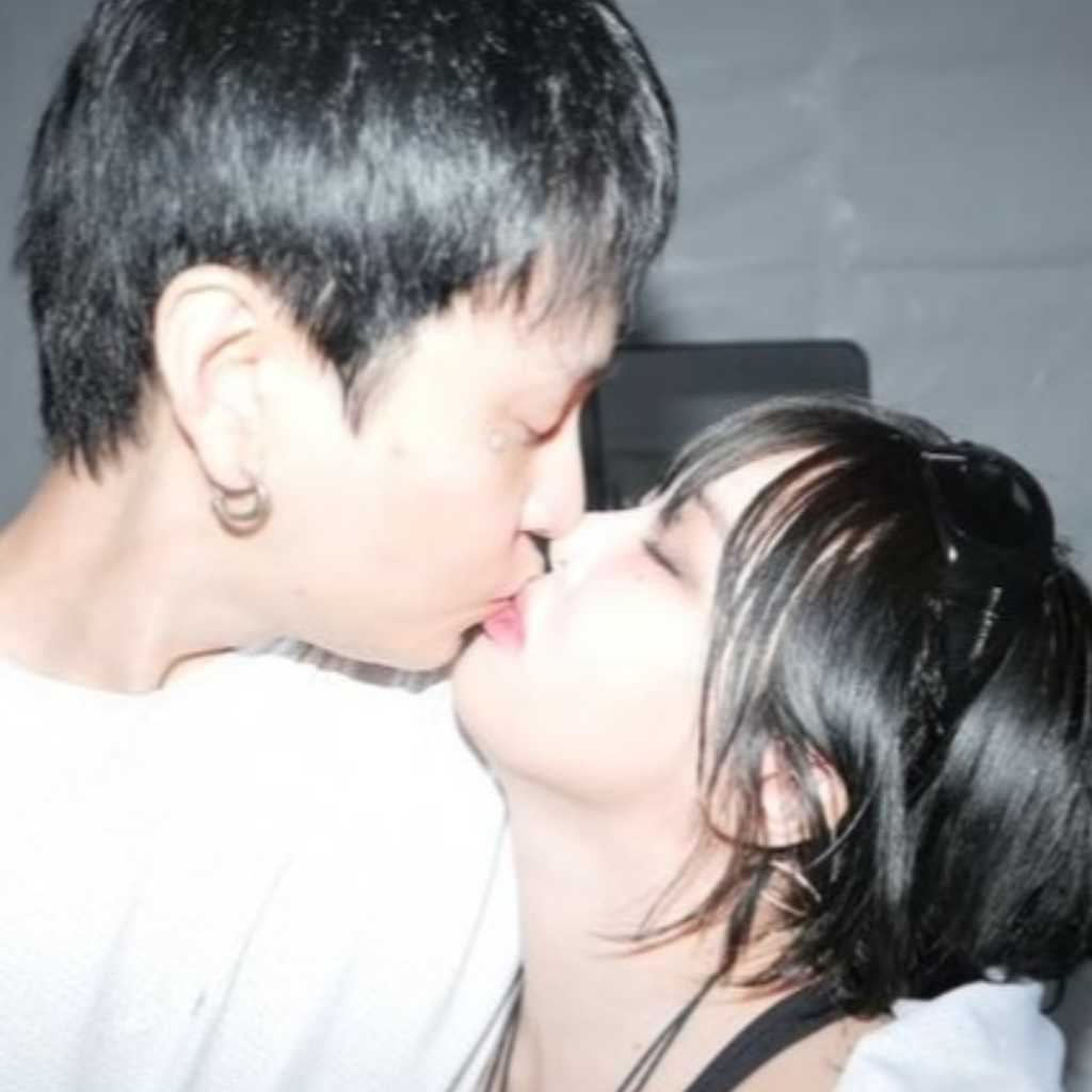 キム・ヒョナ、元Highlight ヨン・ジュンヒョンとの大胆キス写真を公開…中指を立てる姿も