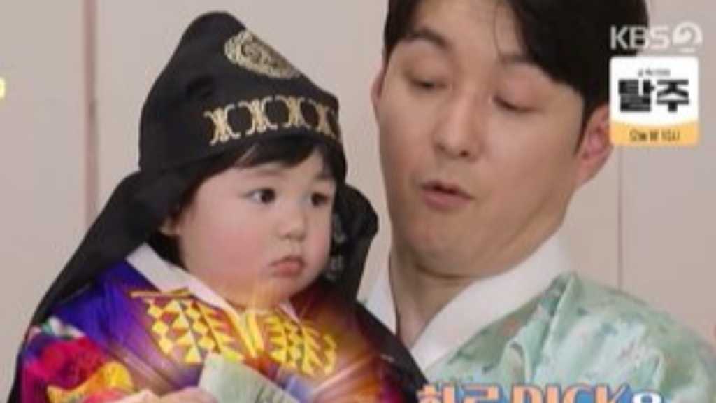 シム・ヒョンタクの息子ハルくん、1歳を迎え韓国の伝統行事に挑戦!結果に両親も大満足(動画あり)