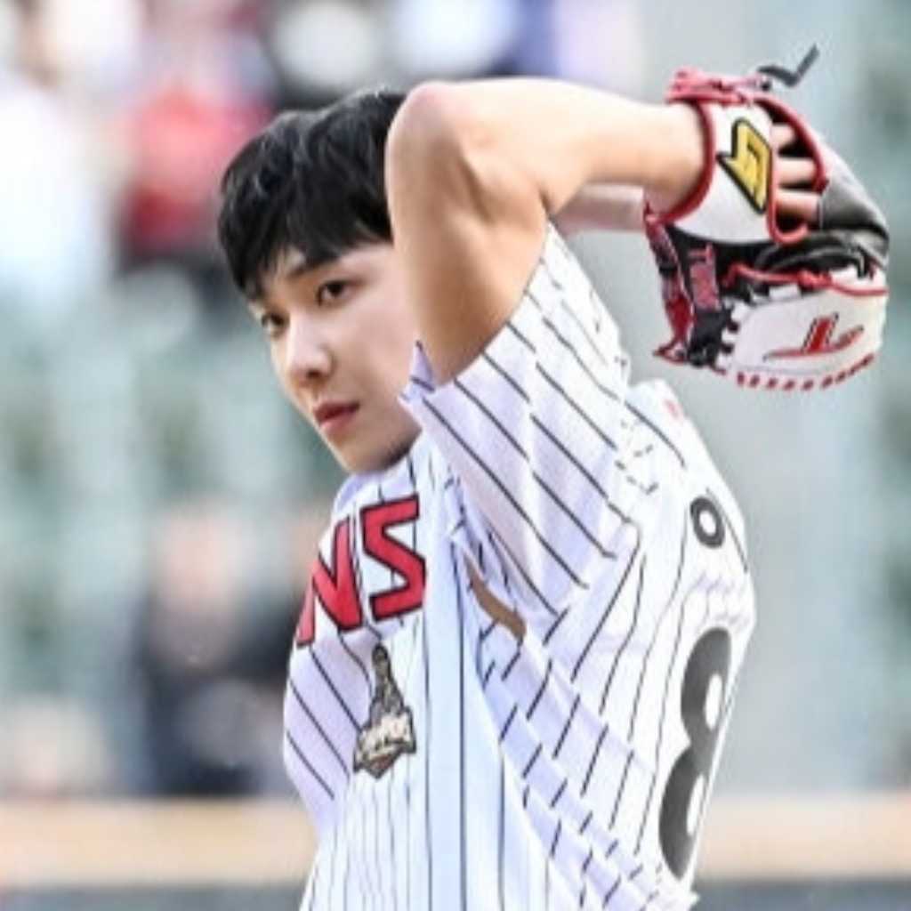 【PHOTO】イ・ジュン、始球式に登場…真剣な表情