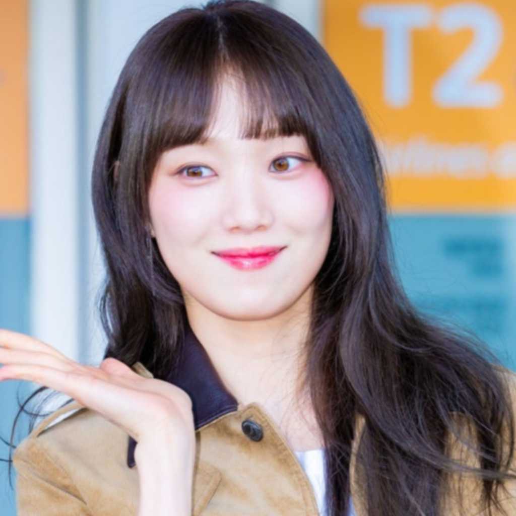 【PHOTO】イ・ソンギョン、海外スケジュールのため出国…キュートな笑顔で挨拶