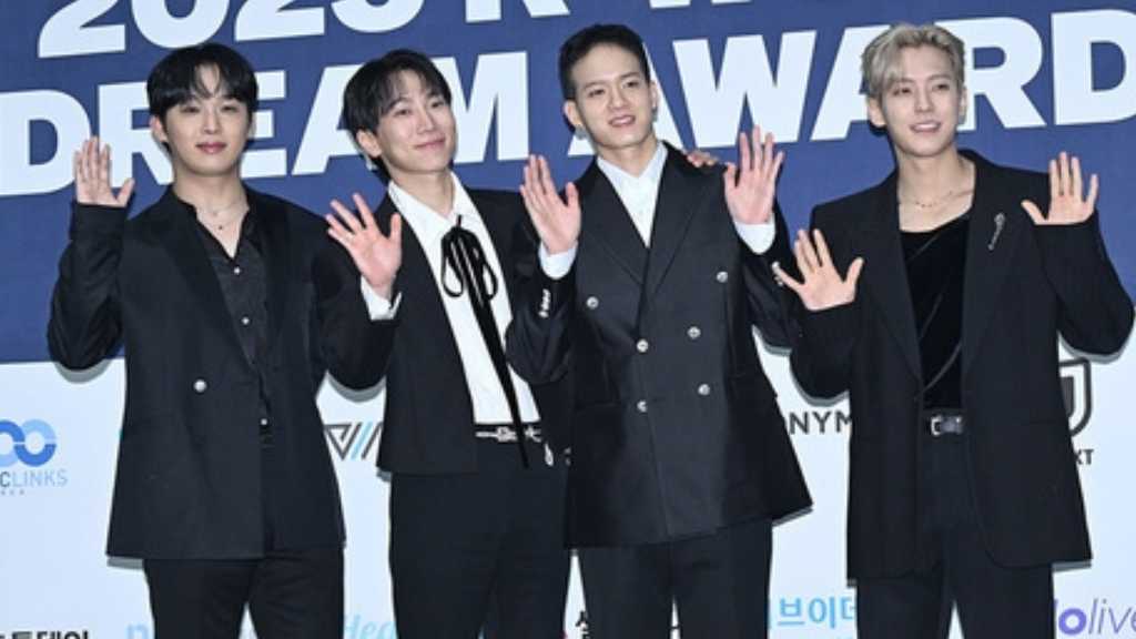 【PHOTO】BTOB「2025 K-WORLD DREAM AWARDS」ブルーカーペットに登場