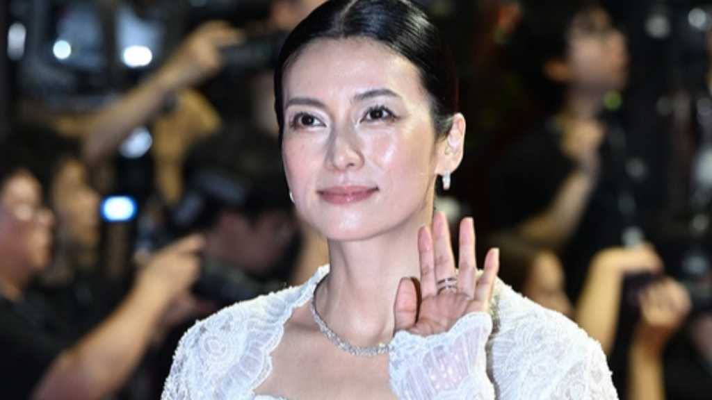 【PHOTO】柴咲コウ「釜山国際映画祭」開幕式のレッドカーペットに登場（動画あり）