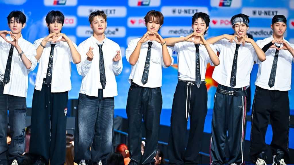【PHOTO】NEXZ「2026 SBS歌謡大典 Summer」ブルーカーペットに登場