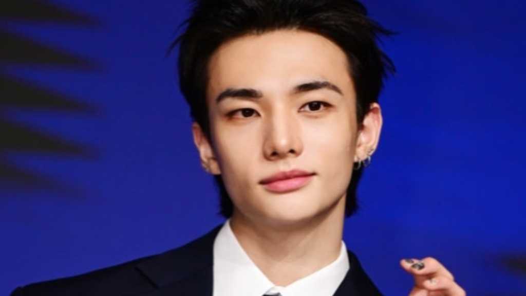 Stray Kids ヒョンジン、約800万円のアクセサリーをステージで紛失！？フィリックスが見つけ大喜びする姿が話題に