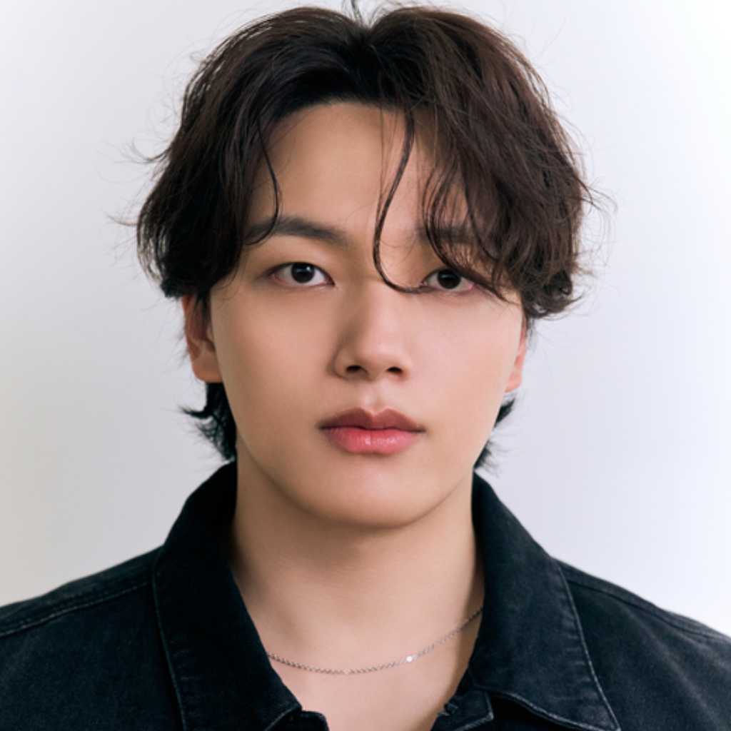 ヨ・ジング、本日（12/15）軍隊へ…坊主頭でファンに挨拶