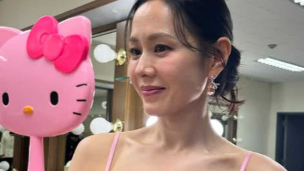 ソン・イェジン、胸元がセクシーなピンクドレス姿を公開…ハローキティの鏡を持って笑顔