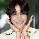 【PHOTO】BTS（防弾少年団）のJ-HOPE、ラジオ出演のため放送局へ…カメラに投げキスも