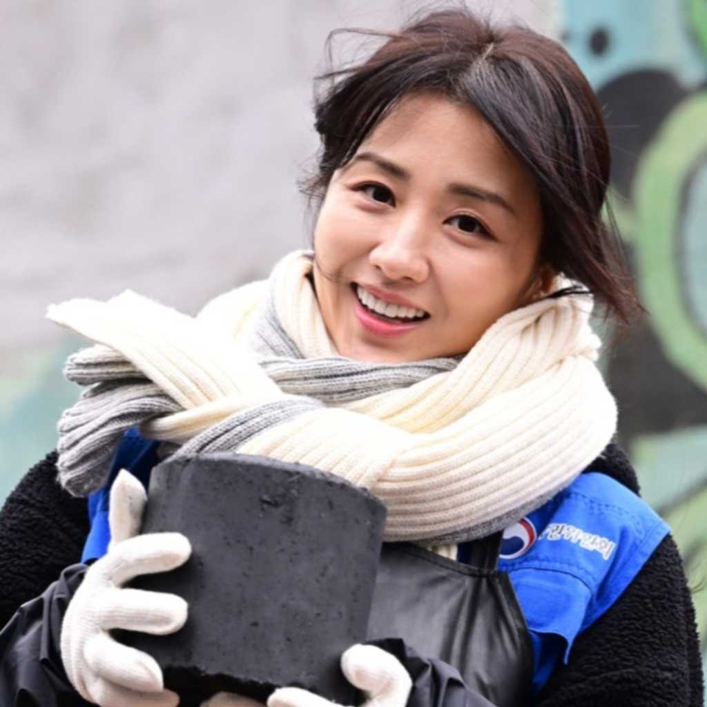 【PHOTO】パク・ハソン「愛の練炭分かち合い」イベントに参加