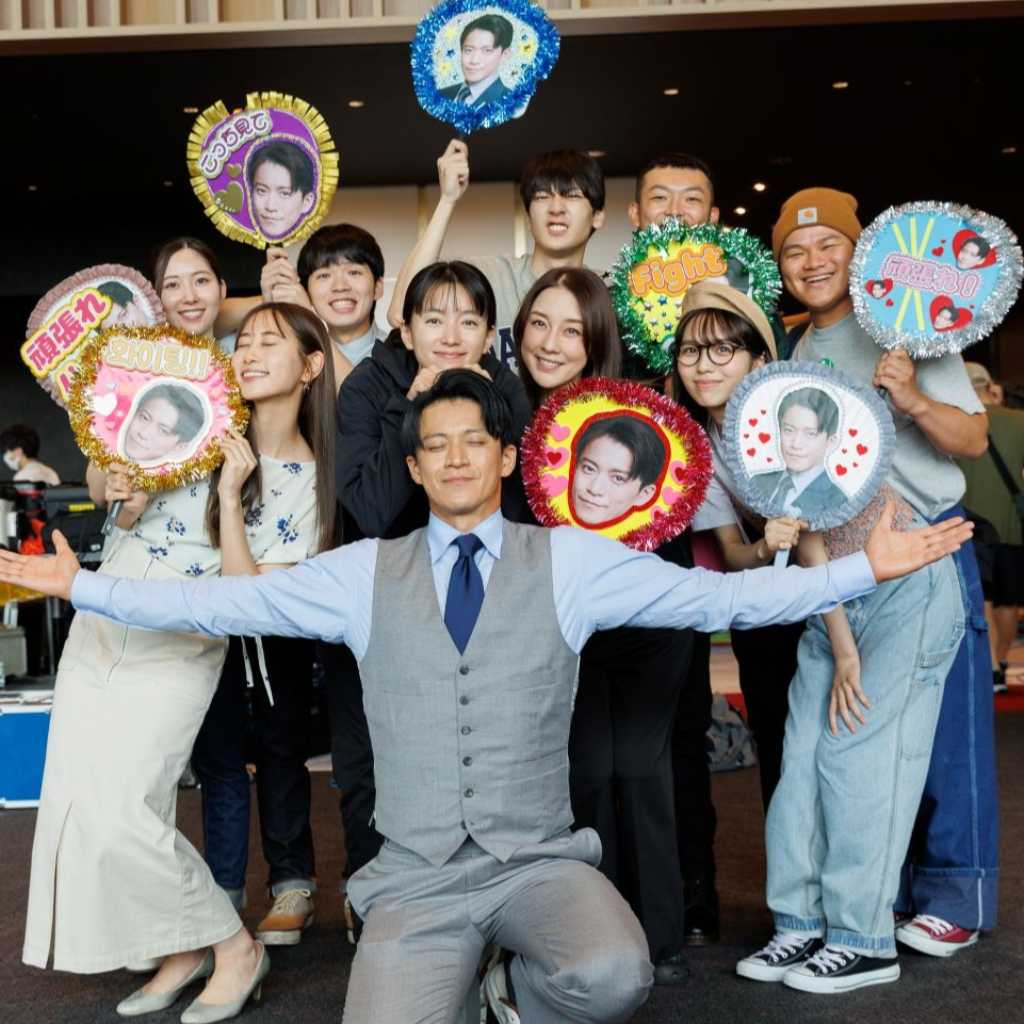 小栗旬、ハン・ヒョジュや“推しうちわ”に囲まれ満面の笑みも!Netflix「匿名の恋人たち」オフショットを大公開