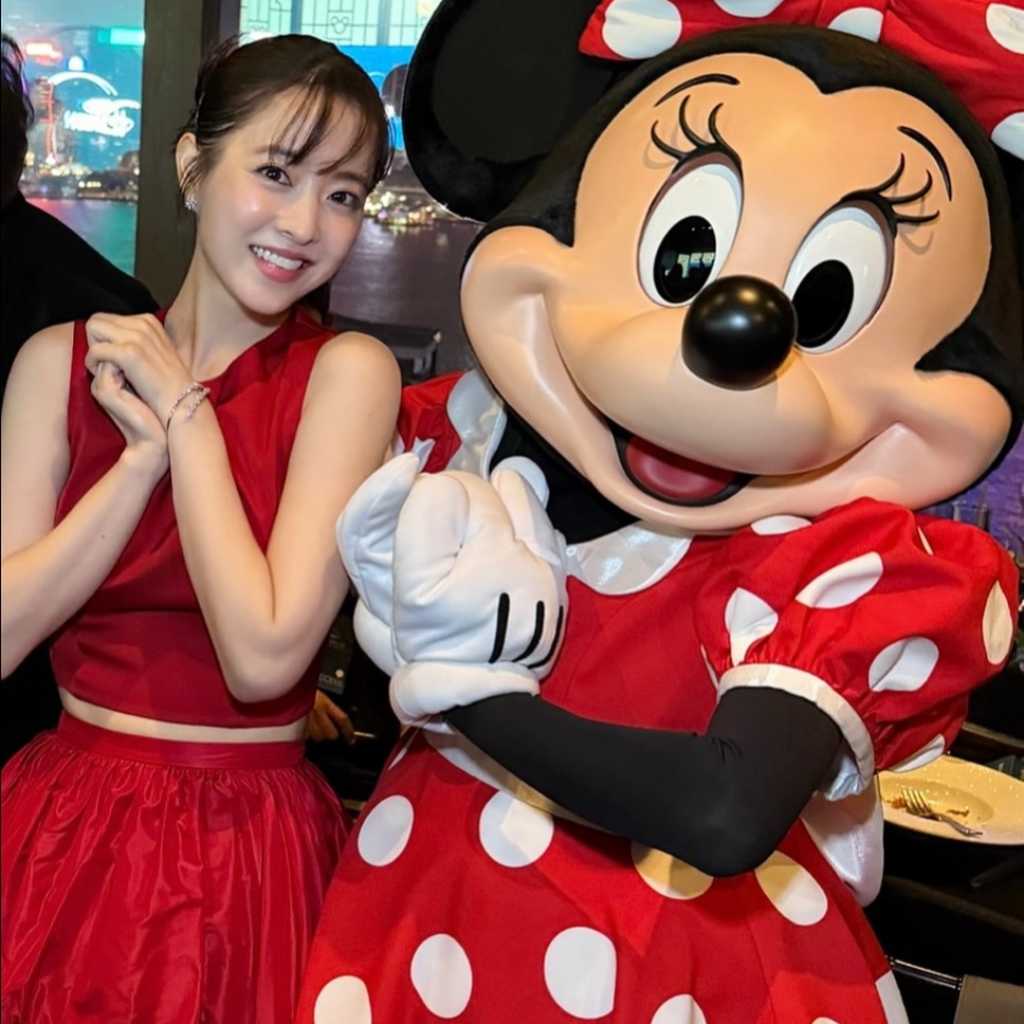 パク・ボヨン、まるでディズニープリンセス!ミニーマウスら人気キャラクターと仲良くポーズ