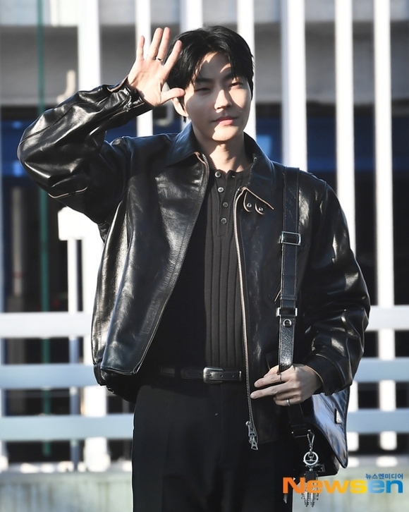 PHOTO】ファン・イニョプ、海外スケジュールのため出国…抜群のスタイル